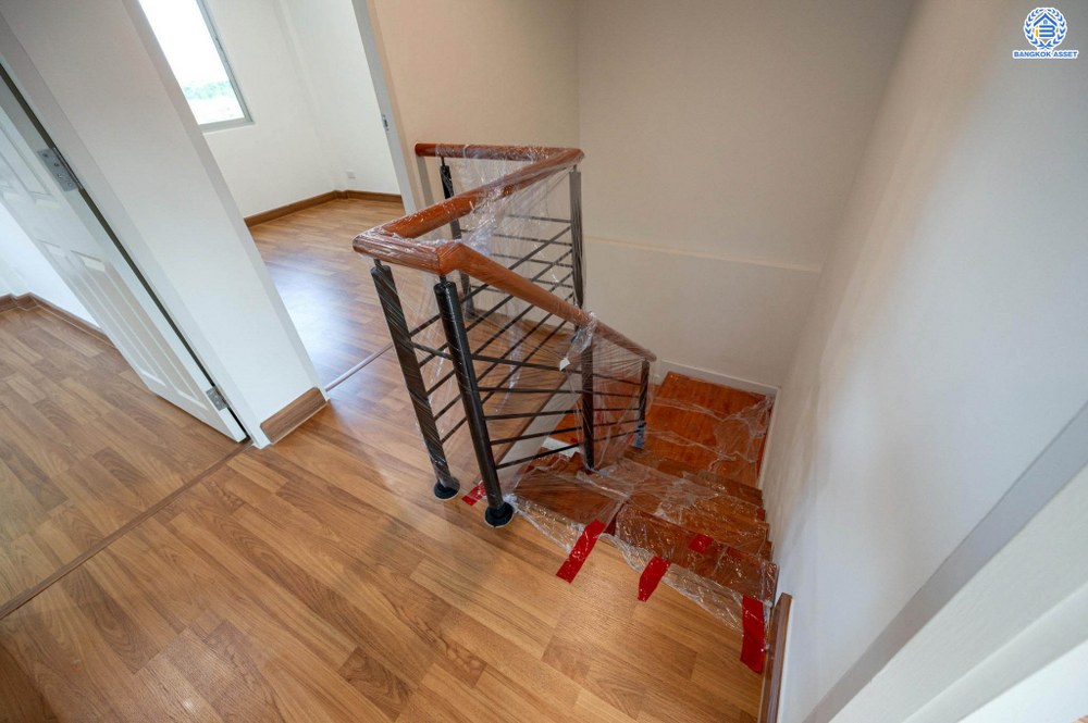 บ้านมือสอง โครงการ วิสต้าอเวนิว เพชรเกษม81 หลังมุม จาก SC Asset เนื้อที่กว้าง 31.7 ตร.ว. ฟังก์ชัน 3 ห้องนอน 2 ห้องน้ำ 1 ที่จอดรถ ราคาถูก และคุ้มค่าที่สุดในโครงการ! บนทำเลศักยภาพ เข้า-ออกหลายเส้นทาง อาทิ ถนนเพชรเกษม ถนนพุทธมณฑลสาย3 ใกล้รถไฟฟ้าสายสีน้ำเงิน(ส่วนต่อขยาย)